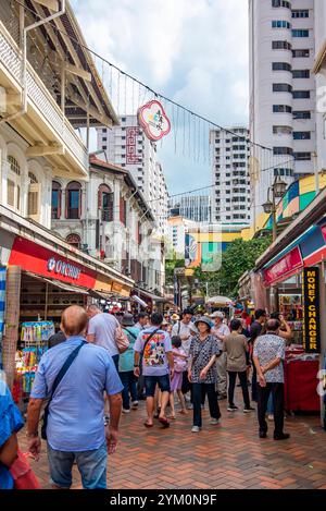 Klassische historische enge Gassen mit Geschäften und Händlern, die alles von Speisen bis hin zu Pfannen im Chinatown Viertel von Singapur verkaufen Stockfoto