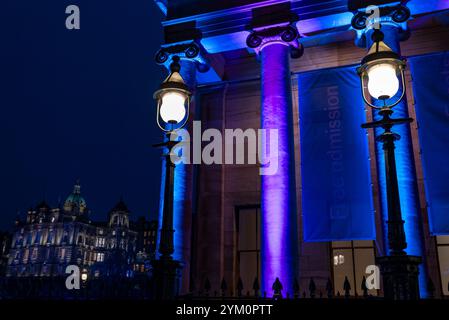 National Gallery of Scotland & Lloyds Banking Group Hauptsitz beleuchtet bei Nacht, The Mound, Edinburgh, Schottland, Großbritannien Stockfoto