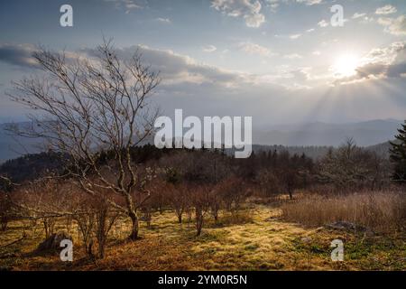 Sonnenuntergang, Nantahala National Forest - Haywood County, North Carolina. Am späten Nachmittag bricht die Sonne durch die Wolken über den Appalachen Stockfoto