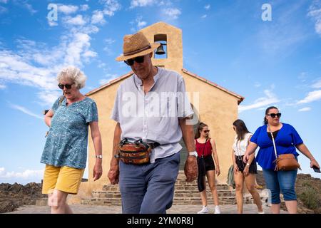 Touristen vor der Kapelle Saint-Vincent Collioure auf der Cote Vermeille im Mittelmeer, dem Departement Pyrenäen-Orientales in Occi Stockfoto