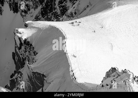 Gruppe von Skifahrern in der Nähe von Aiguille du Midi, Mont Blanc, Frankreich Stockfoto