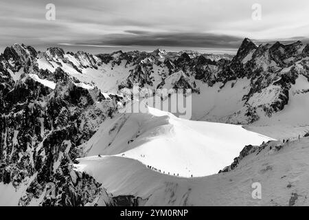 Gruppe von Skifahrern in der Nähe von Aiguille du Midi, Mont Blanc, Frankreich Stockfoto