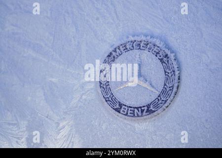 London, Großbritannien. 20 . November 2024 Ein Mercedes-Benz-Auto-Logo ist von dickem Frost bedeckt , da in Großbritannien Gefrierbedingungen herrschen und die Temperaturen voraussichtlich unter null Grad celsius sinken werden . Das Met Office hat eine Unwetterwarnung für Schnee und Eis in Teilen des Vereinigten Königreichs ausgeweitet. Gutschrift. Amer Ghazzal/Alamy Live News Stockfoto