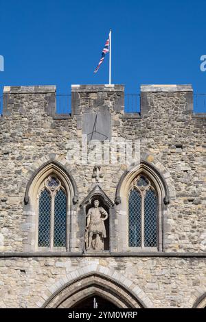 Bargate Ein mittelalterliches Gatehouse in Southampton City Centre England Ein denkmalgeschütztes Gebäude, das am 3. Oktober 2024 renoviert wurde Stockfoto