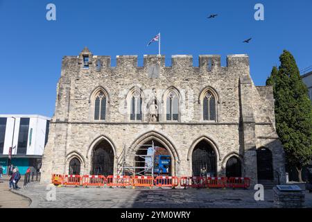 Bargate Ein mittelalterliches Gatehouse in Southampton City Centre England Ein denkmalgeschütztes Gebäude, das am 3. Oktober 2024 renoviert wurde Stockfoto