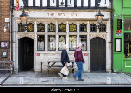 Das Red Lion Pub Building Exterior ist der älteste Pub in Southampton England an der High Street Southampton U. K A denkmalgeschütztes Gebäude der Klasse II Stockfoto