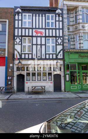 Das Red Lion Pub Building Exterior ist der älteste Pub in Southampton England an der High Street Southampton U. K A denkmalgeschütztes Gebäude der Klasse II Stockfoto