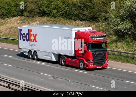 Graffin Transportfahrzeuge. 2018 Red Scania S Gelenkwagen auf der Autobahn M6, Großbritannien Stockfoto