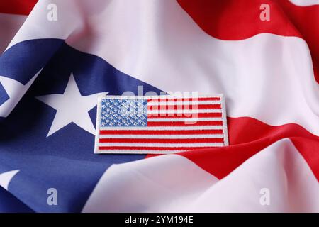 Veteranentag. US-Armee-Patch auf amerikanischer Flagge Stockfoto