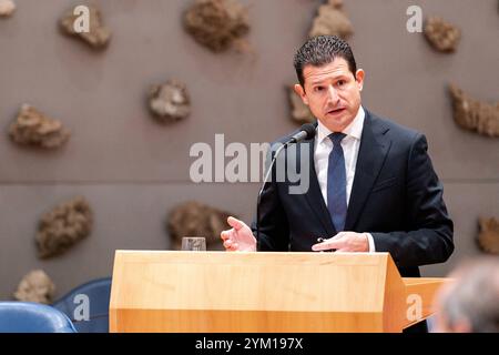 19. NOVEMBER 2024 Niederländisch Tweede Kamer Plenardebatte DEN HAAG, NIEDERLANDE - 19. NOVEMBER: mdb während der Plenardebatte im Tweede Kamer am 19. November 2024 in den Haag Tweede Kamer Niederlande den Haag Tweede Kamer Niederlande Inhalte können nicht direkt oder indirekt über Dritte weiterverbreitet werden. Copyright: XJohnxBeckmannx Stockfoto