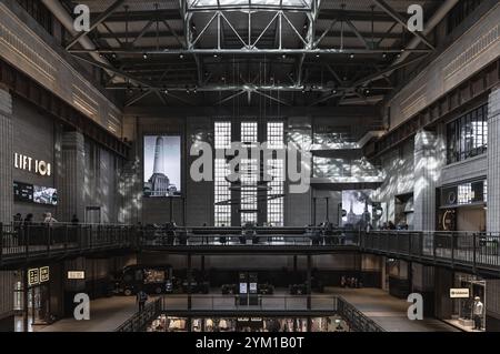 London, Großbritannien - 13. Oktober 2023 - Architektur des Kraftwerks Battersea mit dekorativen Leuchtenanhängern und Okuli am Schornsteinlift 109. Stockfoto