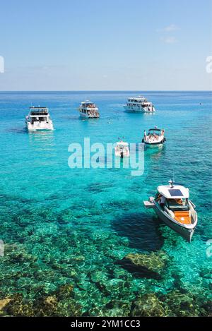 Ayia Napa, Zypern. November 2024. Weiße Luxusboote im Mittelmeer in Ayia Napa, Zypern. Stockfoto