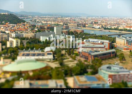 Budapest, Ungarn - 24. August 2024: Panoramablick über Budapests Wahrzeichen und die Donau. Fokus auf den Fluss verschoben, mit neigungsgeschobenem Objektiv. Stockfoto