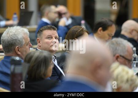 Magdeburg, Deutschland. November 2024. Markus Kurze (CDU), Parlamentarischer Staatssekretär der CDU-landtagsfraktion, sitzt im plenarsaal des landtags Sachsen-Anhalt, umgeben von Abgeordneten. Hier trafen sich die Abgeordneten am Vormittag zur 77. Tagung. Quelle: Klaus-Dietmar Gabbert/dpa/Alamy Live News Stockfoto