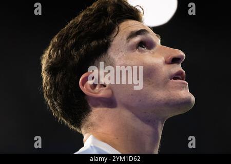 Buenos Aires, Argentinien. November 2024. Julian Alvarez aus Argentinien sieht beim Qualifikationsspiel der südamerikanischen FIFA-Weltmeisterschaft 2026 zwischen Argentinien und Peru im Estadio Alberto J. Armando an. Endpunktzahl: Argentinien 1-0 Peru. (Foto: Manuel Cortina/SOPA Images/SIPA USA) Credit: SIPA USA/Alamy Live News Stockfoto