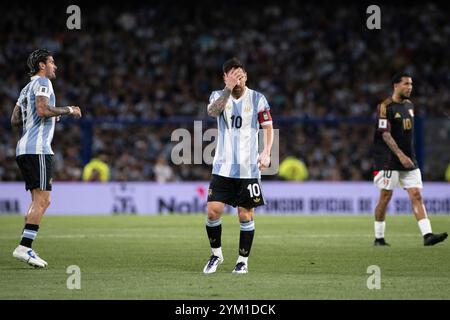 Buenos Aires, Argentinien. November 2024. Lionel Messi aus Argentinien wurde beim Qualifikationsspiel der südamerikanischen FIFA-Weltmeisterschaft 2026 zwischen Argentinien und Peru im Estadio Alberto J. Armando im Einsatz gesehen. Endpunktzahl: Argentinien 1-0 Peru. (Foto: Manuel Cortina/SOPA Images/SIPA USA) Credit: SIPA USA/Alamy Live News Stockfoto