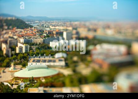 Budapest, Ungarn - 24. August 2024: Panoramablick über Budapests Wahrzeichen und die Donau. Fokus verschoben mit neigungsgeschobenem Objektiv. Stockfoto