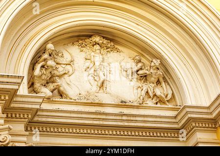 Herrliches Relief an der Fassade des Palacio de la Condesa de la Vega del Pozo in Guadalajara, Spanien. Stockfoto