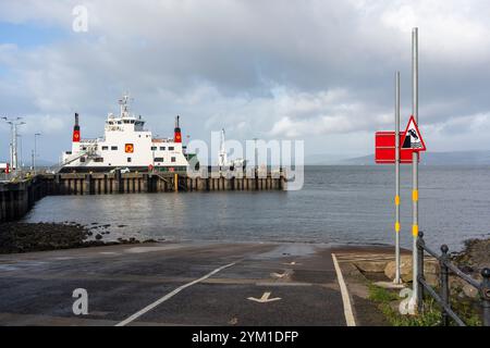 Largs, Schottland - 22. Oktober 2024: Der Pier in Largs, von wo aus alle 20 Minuten eine Fähre abfährt, die etwa 10 Minuten dauert, um die Isle of zu erreichen Stockfoto