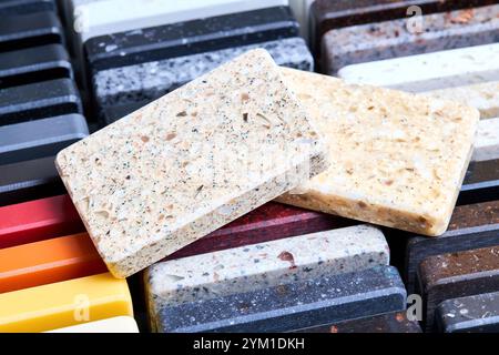 Porzellan Steinzeug-Kunststein-Quadrat-Proben als Küchenarbeitsplatten-Beispiele für zukünftige Küchen-Fassaden-Außenfassaden. Proben von Platten aus natürlichem Granit Stockfoto