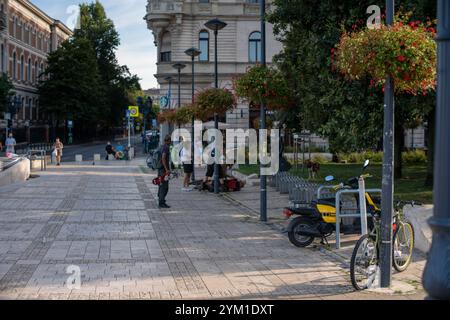 Budapest, Ungarn – 24. August 2024: Betrunkener greift Radfahrer in der Nähe des U-Bahnhofs Szent Gellért tér in Budapest an. Stockfoto