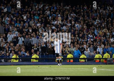 Buenos Aires, Argentinien. November 2024. Lionel Messi aus Argentinien wurde beim Qualifikationsspiel der südamerikanischen FIFA-Weltmeisterschaft 2026 zwischen Argentinien und Peru im Estadio Alberto J. Armando im Einsatz gesehen. Endpunktzahl: Argentinien 1-0 Peru. Quelle: SOPA Images Limited/Alamy Live News Stockfoto