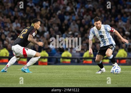 Buenos Aires, Argentinien. November 2024. Lionel Messi aus Argentinien wurde beim Qualifikationsspiel der südamerikanischen FIFA-Weltmeisterschaft 2026 zwischen Argentinien und Peru im Estadio Alberto J. Armando im Einsatz gesehen. Endpunktzahl: Argentinien 1-0 Peru. Quelle: SOPA Images Limited/Alamy Live News Stockfoto