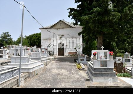 Griechenland, alte Kirche und Friedhof des Bergdorfes Theologos in den Bergen der Insel Thassos Stockfoto