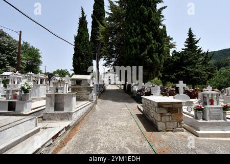 Griechenland, alte Kirche und Friedhof des Bergdorfes Theologos in den Bergen der Insel Thassos Stockfoto