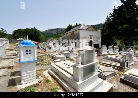 Griechenland, Kirche und Friedhof des Bergdorfes Theologos in den Bergen der Insel Thassos Stockfoto