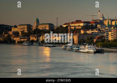 Budapest, Ungarn - 22. September 2024: Fesselnder Blick auf Buda bei Sonnenaufgang von der Budapester Margit-Brücke. Stockfoto