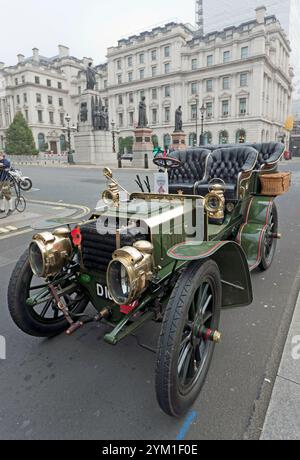 Dreiviertel Vorderansicht einer 1903, Maxim, parkte in der Nähe des RAC Clubhouse in der Pall Mall, während des St. James Motoring Spectacular 2024 Stockfoto