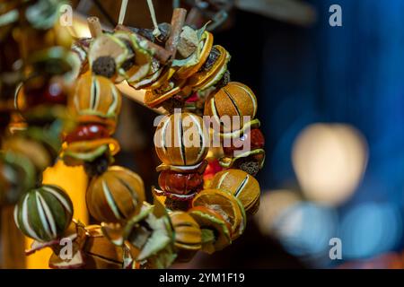 Budapest, Ungarn - 15. November 2024: Farbenfrohe und aromatische Einrichtung mit getrockneten Früchten. Vorosmarty Square Weihnachtsmarkt. Makroaufnahme. Stockfoto