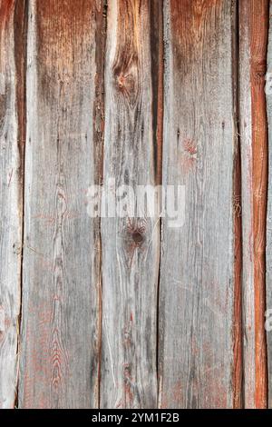 Alte verwitterte Bretter ab einer Wand, texturiertes Holz, Hintergrund mit vertikalen Linien Alte verwitterte Bretter ab einer Wand, texturiertes Holz Stockfoto