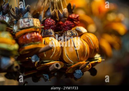 Budapest, Ungarn - 15. November 2024: Farbenfrohe und aromatische Einrichtung mit getrockneten Früchten. Vorosmarty Square Weihnachtsmarkt. Makroaufnahme. Stockfoto