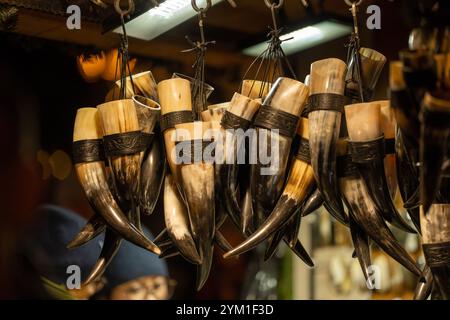 Budapest, Ungarn - 15. November 2024: Vorosmarty-Weihnachtsmarkt. Traditionelle Hornbecher zum Verkauf auf der Budapester Weihnachtsmesse. Stockfoto