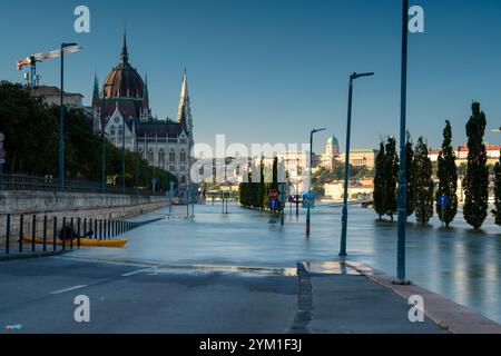 Budapest, Ungarn - 22. September 2024: Aufsteigende Gewässer überschwemmen die Autobahn vor dem Budapester Parlament nach dem Sturm 'Boris'. Am frühen Morgen Stockfoto