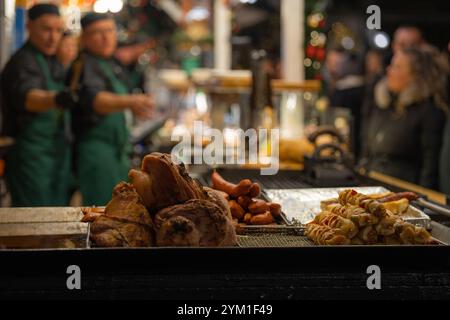 Budapest, Ungarn - 15. November 2024: Grillspieße und Würstchen kochen. Vorosmarty Square Weihnachtsmarkt. Stockfoto