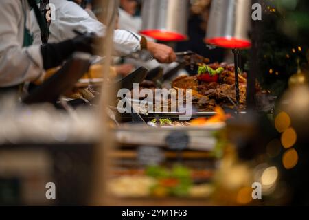 Budapest, Ungarn - 15. November 2024: Street Food Stall. Vorosmarty Square Weihnachtsmarkt. Stockfoto