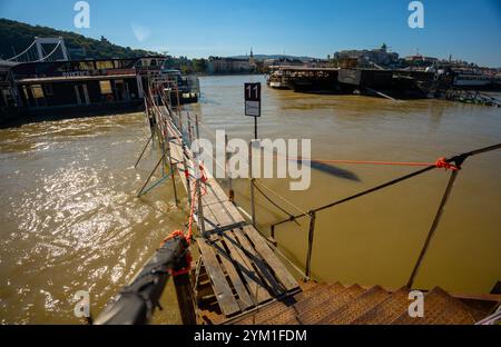 Budapest, Ungarn - 22. September 2024: Improvisierte Brücke zum Dockschiff während der Überschwemmungen in Budapest. Stockfoto