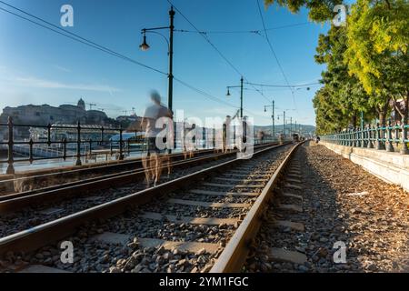 Budapest, Ungarn – 22. September 2024: Sturm Boris Nachwirkungen: Fußgänger auf den Straßenbahnschienen von Duna Korzó. Stockfoto