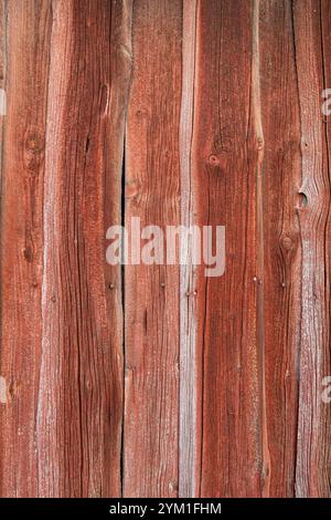 Alte verwitterte Bretter ab einer Wand, texturiertes Holz, rote Farbe, Hintergrund mit vertikalen Linien Alte verwitterte Bretter ab einer Wand, textu Stockfoto