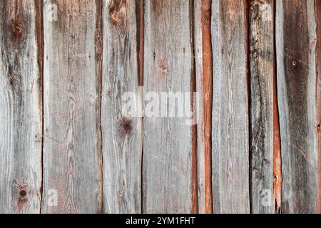 Alte verwitterte Bretter ab einer Wand, texturiertes Holz, Hintergrund mit vertikalen Linien Alte verwitterte Bretter ab einer Wand, texturiertes Holz Stockfoto