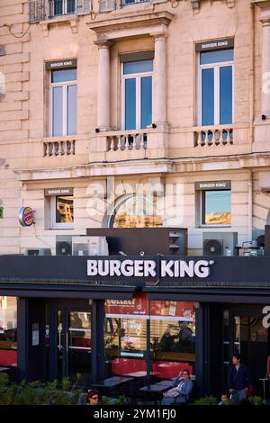 Marseille. Frankreich - 20. November 2024: Burger King Restaurant im alten Hafen von Marseille, das moderne Fast Food Branding mit der Geschichte verbindet Stockfoto