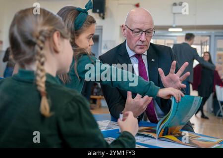 Der erste schottische Minister John Swinney besuchte die Wardie Primary School in Edinburgh, um Schüler, Mitarbeiter und Eltern zu treffen, um die Read Write Count Initiative während der Book Week Scotland zu fördern. Bilddatum: Mittwoch, 20. November 2024. Stockfoto