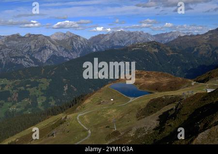 Österreichische Alpen: parnoramic Bergblick vom Hochfirst im Montafon in Richtung Silbertal mit dem See für den Schnee Maschinen Stockfoto