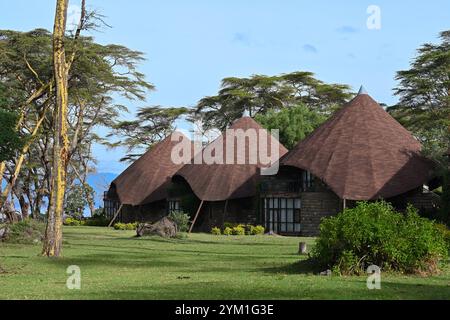 LAKE NAIVASHA, AUSSERHALB DER STADT NAIVASHA IN KENIA, AFRIKA - 12. NOVEMBER 2022: Ökologisches Hotel mit Luxusunterkunft am Ufer des Lake Naivasha, ON Stockfoto