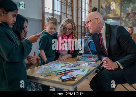 Der erste schottische Minister John Swinney besuchte die Wardie Primary School in Edinburgh, um Schüler, Mitarbeiter und Eltern zu treffen, um die Read Write Count Initiative während der Book Week Scotland zu fördern. Bilddatum: Mittwoch, 20. November 2024. Stockfoto