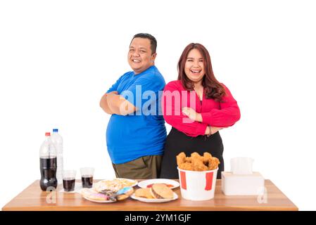 Eine Gruppe fröhlicher Freunde genießt gerne Fast Food zusammen mit Getränken Stockfoto