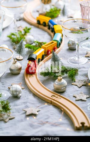 Traditioneller festlicher Ort zu Weihnachten, dekoriert mit Holzeisenbahnen Stockfoto